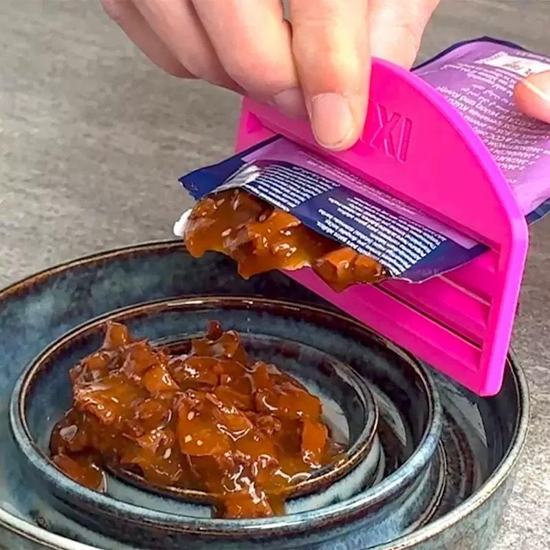 New Cat Treat Dispenser Squeez - Food Pouch Reusable recension och pris